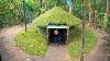 Fille Vivant Hors Réseau A Construit Une Maison Igloo En Bambou Pour Vivre Dans La Nature Fille Le Constructeur